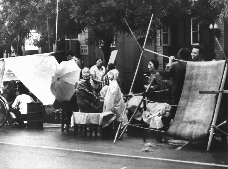 ARCHIV-Obdachlose-Menschen-in-ihren-provisorischen-Unterkuenften-auf-einer-Strasse-in-Peking-Archivfoto-vom-Juli-1976-Am-27-Juli-1976-bebt-im-ostchinesischen-Tangshan-in-der-Provinz-Hopeh-die-Erde-Nach-offiziellen-Angaben-sterben-mehr-als-200-000-Menschen-nach-anderen-Schaetzungen-gab-es-bis-zu-655-000-Tote-Das-nach-der-Zahl-der-Opfer-schwerste-Erdbeben-dieses-Jahrhunderts-mit-der-Staerke-8-0-auf-der-Richterskala-richtet-auch-erhebliche-Schaeden-in-den-Grossstaedten-Peking-und-Tientsin-an-nur-s-w-zu-dpa-Korr-30-Jahre-nach-der-Erdbebenkatastrophe-von-Tangshan-Die-Angst-bleibt-am-27-07-2006-Wiederholung-vom-22-07