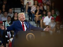 Bürger bezahlen Sturheit teuer: Mit den neuen Zöllen setzt Trump endgültig die Midterms aufs Spiel