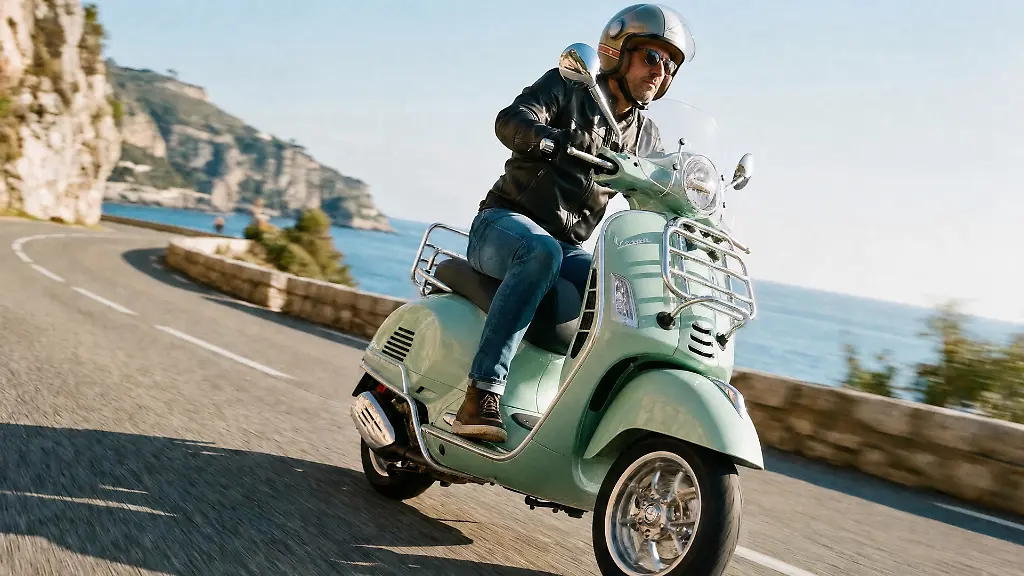 Helm-auf-und-los-geht-s-Die-Vespa-GTS-125-in-der-Farbe-Gruen-Amabile-hat-einen-sommerlich-leichten-Vibe