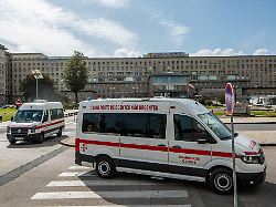 Ein Krankenwagen Vor Einem Krankenhaus In Portugal
