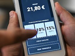 Oft mindestens zehn Prozent: Trinkgeld per Kartenlesegerät - unverschämt oder praktisch?