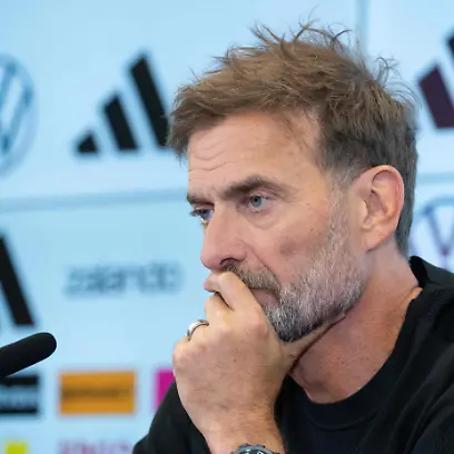 Trainer-Bundestrainer-Juergen-KLOPP-J-rgen-GER-Portraet-Portr-t-Portrait-Angeschnittenes-Einzelbild-Einzelmotiv-Pressekonferenz-des-DFB-zur-Vorstellung-von-Juergen-Klopp-als-neuer-Fussball-Bundestrainer-DFB-Campus-in-Frankfurt-am-24-07