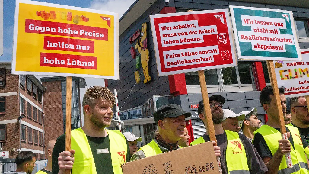 Die-Gewerkschaft-NGG-bestreikt-das-Haribo-Stammwerk-in-Bonn