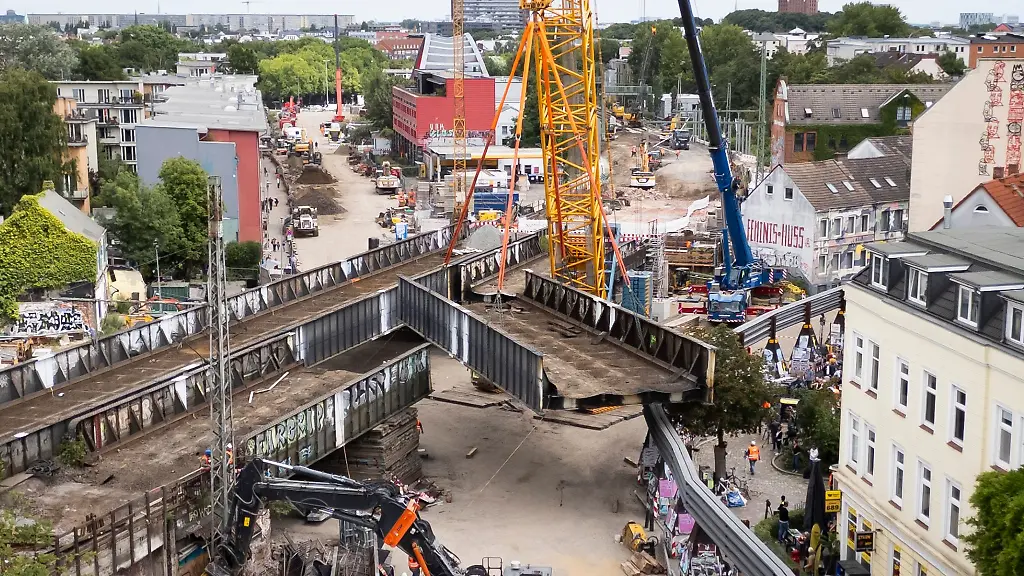 Ein-Brueckenteil-der-alten-Sternbruecke-haengt-an-einem-Schwerlastkran