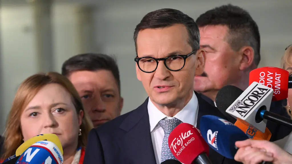 Der-polnische-Ex-Regierungschef-Mateusz-Morawiecki-spricht-waehrend-einer-Pressekonferenz-im-polnischen-Parlamentsgebaeude-in-Warschau