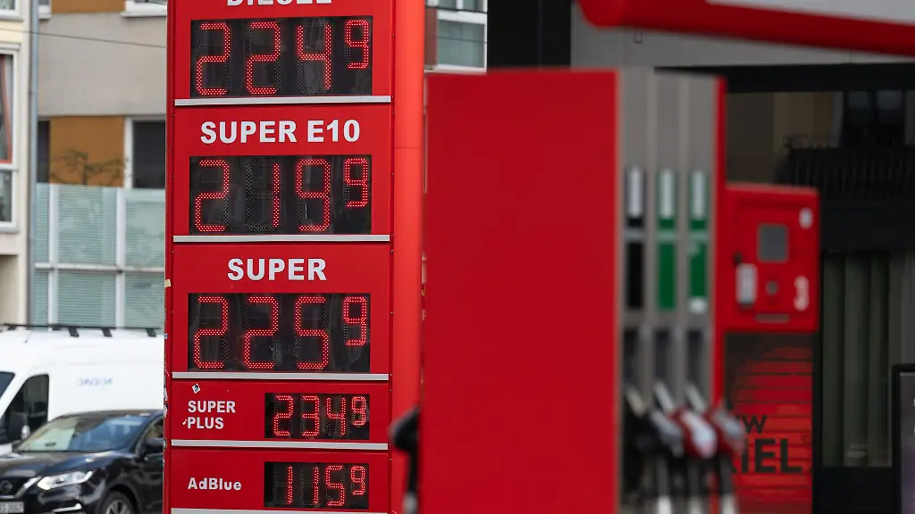 Die-Spritpreise-duerfen-nur-noch-einmal-am-Tag-um-12-00-Uhr-erhoeht-werden-Nicht-alle-Tankstellen-halten-sich-daran