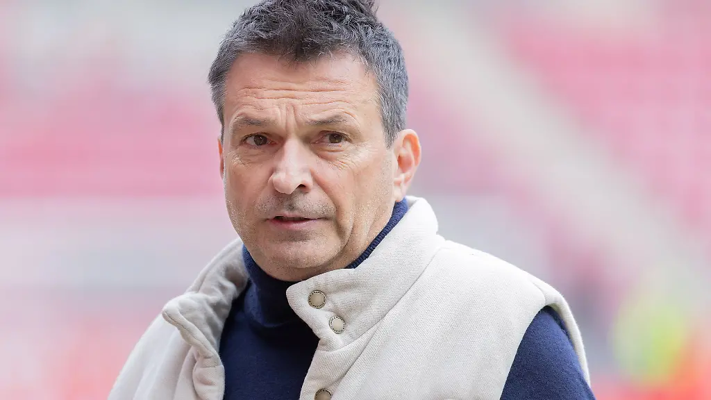 Christian-Heidel-drueckt-dem-neuen-Bundestrainer-Juergen-Klopp-besonders-fest-die-Daumen