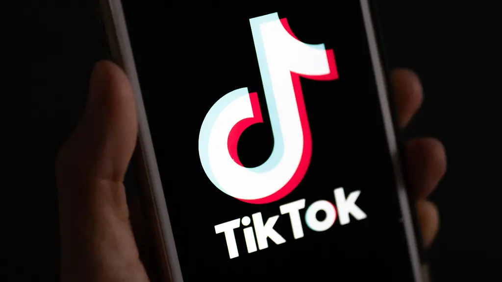 Auf-einem-Smartphone-wird-das-Logo-der-Plattform-TikTok-angezeigt