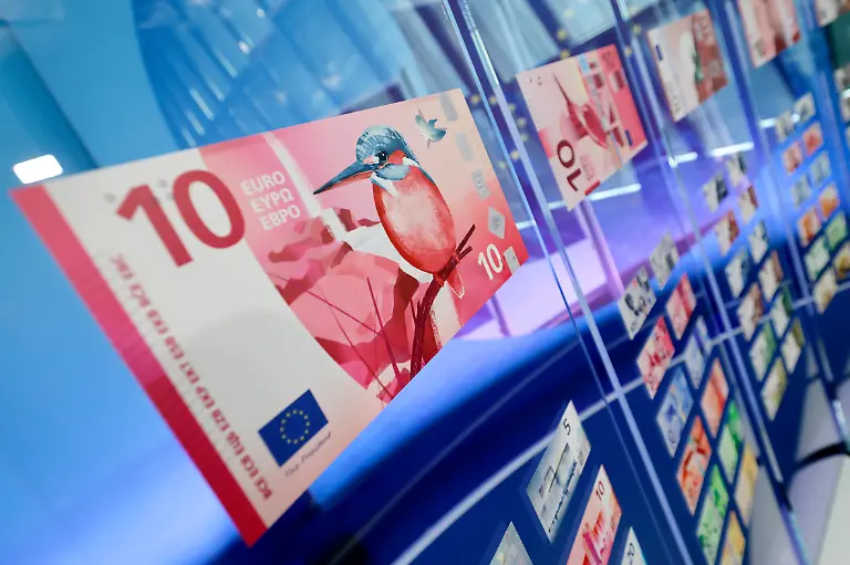 Entwuerfe-fuer-neue-Euro-Banknoten-bei-der-Pressekonferenz-press-conference-der-Europaeischen-Zentralbank-in-der-EZB-in-Frankfurt-Die-Europaeische-Zentralbank-schliesst-eine-Erhoehung-des-Leitzins-im-Euroraum-fuer-September-nicht-aus-Themenbild-Symbolbild-Frankfurt-am-Main-23-07