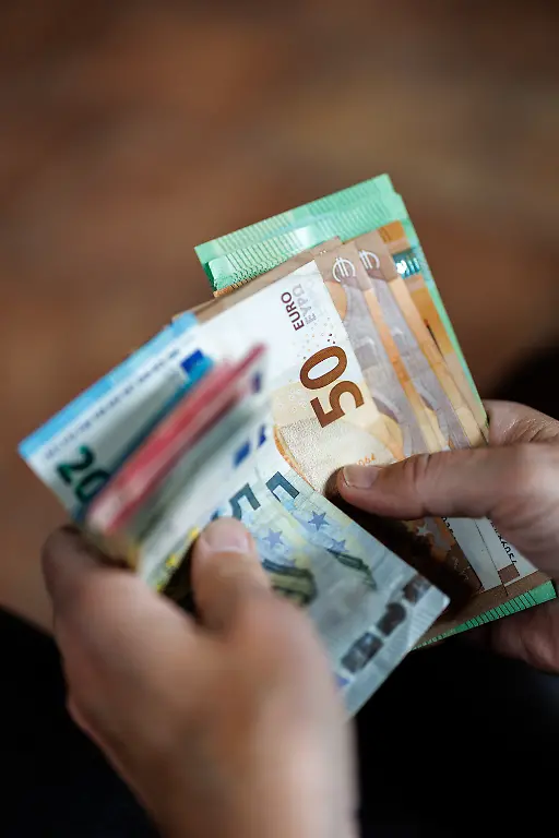 Ein-Mann-haelt-am-15-06-2026-Geldscheine-aus-seinen-Portemonnaie-in-den-Haenden-und-zaehlt-das-Geld-ab