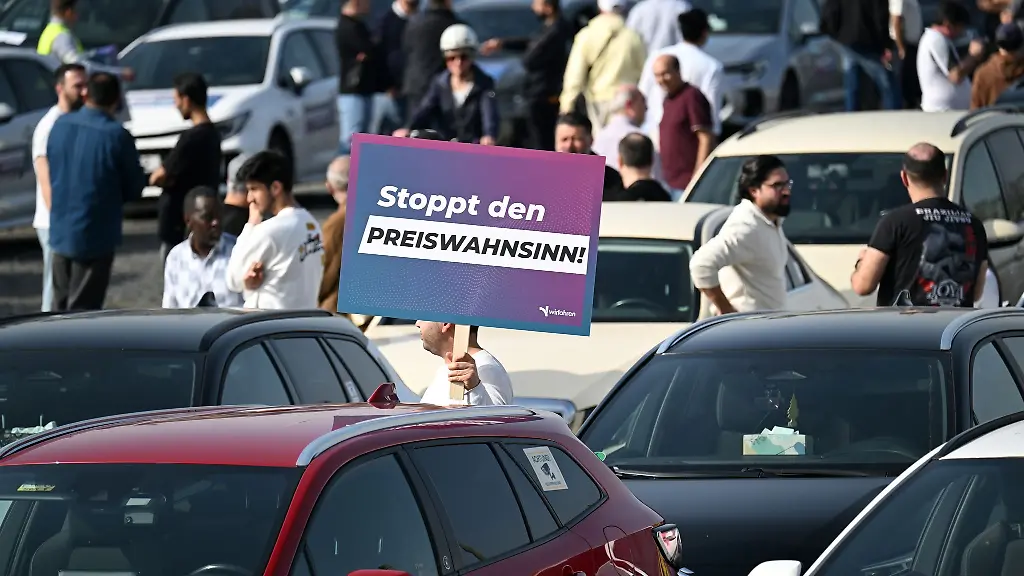 Mietwagenfahrten-duerfen-nur-noch-maximal-20-Prozent-guenstiger-sein-als-Taxifahrten