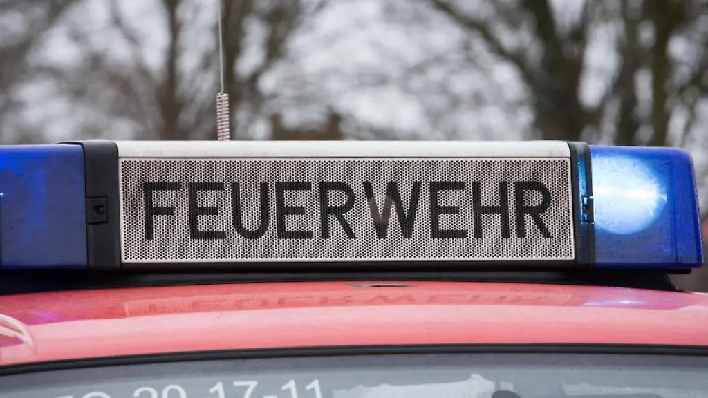 Das-Blaulicht-eines-Feuerwehrautos-leuchtet