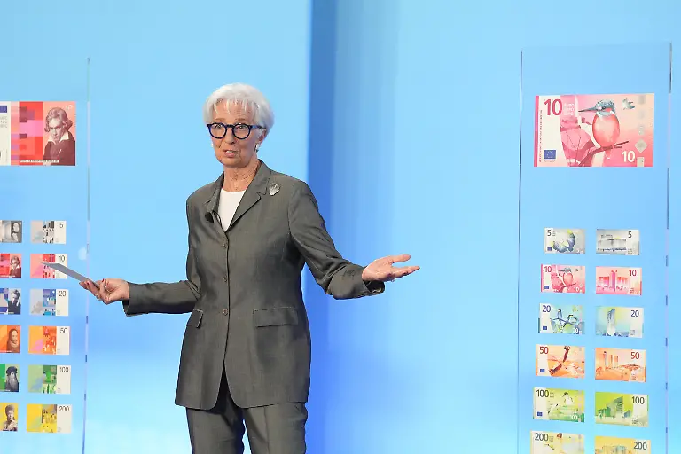 Christine-Lagarde-die-Praesidentin-der-Europaeischen-Zentralbank-EZB-bei-der-Praesentation-von-Designvorschlaegen-zukuneftiger-EURO-Banknoten-in-der-Europaeischen-Union-und-des-europaeischen-Waehrungsraum-In-eine-Online-Abstimmung-kann-nun-die-europaeische-Bevoelkerung-ueber-den-Gewinner-entscheiden-Frankfurt-am-Main-23-07