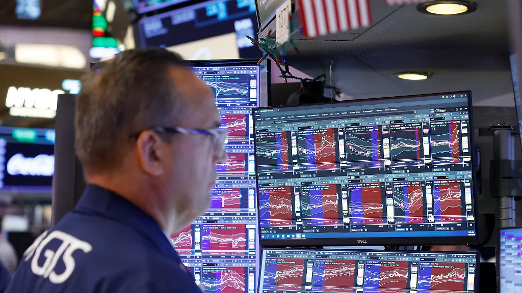 Traders-work-on-the-floor-of-the-New-York-Stock-Exchange-on-Wall-Street-on-Monday-July-20-2026-in-New-York-City-The-S-P-500-and-Nasdaq-Composite-began-the-day-higher-on-Monday-and-oil-prices-fluctuated-in-response-to-the-latest-bout-of-military-exchanges-between-the-U-S-and-Iran