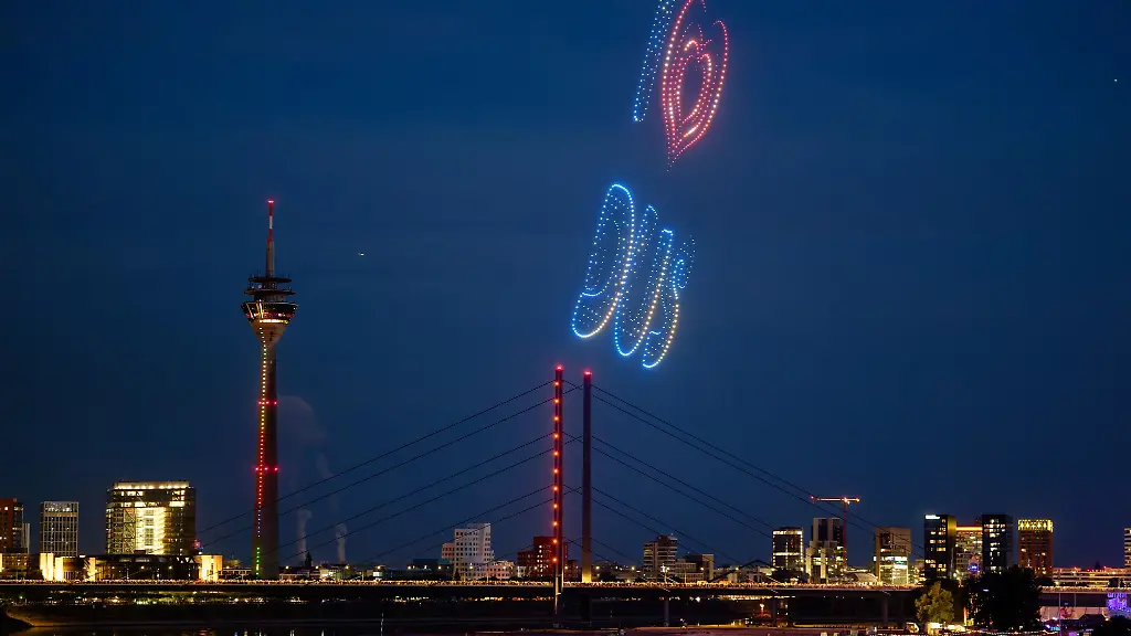 Die-Drohnenshow-ging-direkt-in-ein-rund-20-minuetige-Feuerwerk-ueber