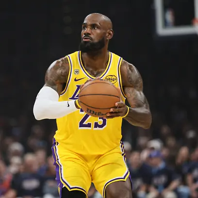 ARCHIV-07-05-2026-USA-Oklahoma-City-Basketball-Maenner-NBA-Play-off-Runde-Western-Conference-Halbfinale-2-Spieltag-Oklahoma-City-Thunder-Los-Angeles-Lakers-LeBron-James-von-den-Los-Angeles-Lakers-bereitet-sich-auf-den-Wurf-vor