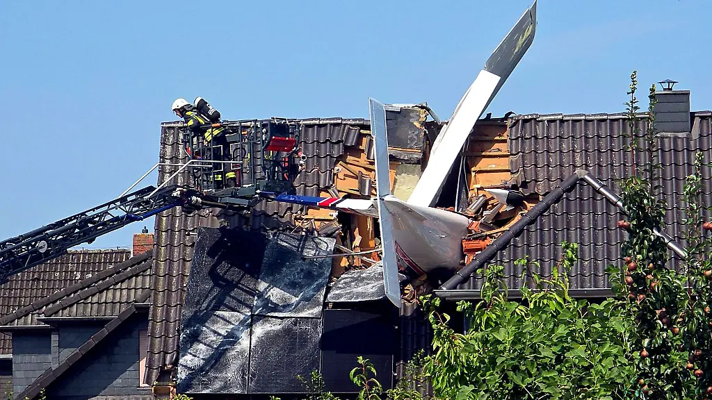 Das-Flugzeug-stuerzte-am-Samstag-in-ein-Wohnhaus