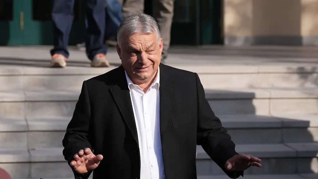 Ungarns-Ministerpraesident-Viktor-Orban-spricht-vor-einem-Wahllokal-nach-der-Stimmabgabe