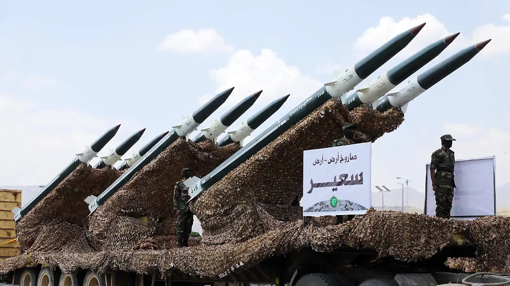Waehrend-einer-Militaerparade-der-Houthi-Gruppe-in-Sanaa-Jemen-sind-Raketen-zu-sehen-Die-jemenitische-Houthi-Miliz-hat-bei-einer-Militaerparade-in-Sanaa-am-Mittwoch-ballistische-Langstreckenraketen-gezeigt