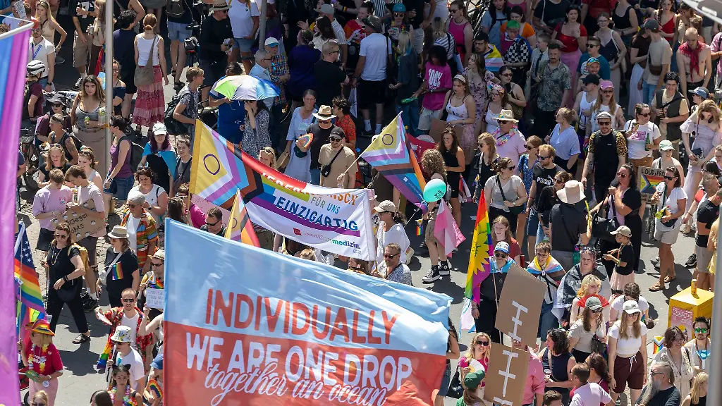 Seit-13-00-Uhr-laeuft-die-Demonstration-in-Mainz-anlaesslich-des-Christopher-Street-Days-CSD-unter-dem-Motto-Vielfalt-leben-Demokratie-verteidigen-Menschenrechte-sichern