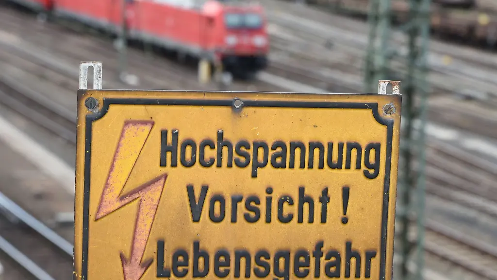 Ein-15-Jaehriger-wird-beim-Klettern-auf-einen-Kesselwagen-durch-einen-Stromschlag-schwer-verletzt
