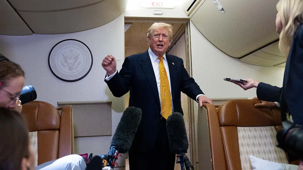 Praesident-Donald-Trump-spricht-nach-der-Landung-auf-dem-Stuetzpunkt-der-US-Luftwaffe-bei-der-RAF-Mildenhall-an-Bord-der-Air-Force-One-mit-Reportern