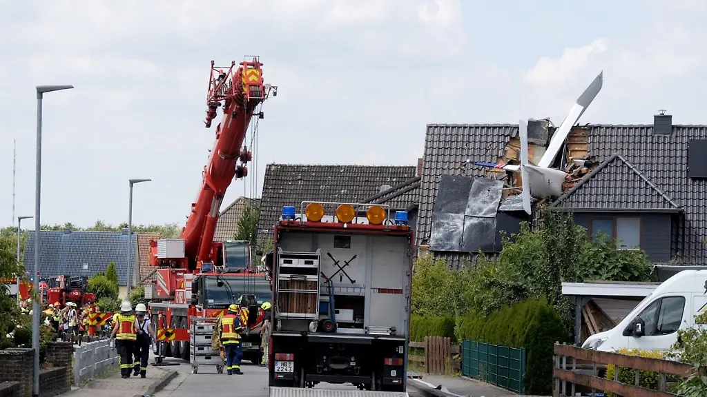 25-07-2026-Niedersachsen-Ganderkesee-NEUE-GEPIXELTE-VERSION-Ein-abgestuerztes-Leichtflugzeug-steckt-im-Dach-eines-Hauses-Beim-Absturz-des-Flugzeugs-in-ein-Einfamilienhaus-ist-mindestens-ein-Mensch-ums-Leben-gekommen