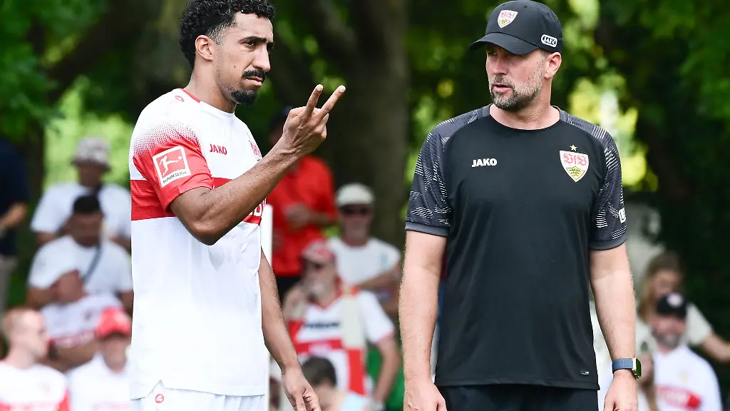 VfB-Trainer-Hoeness-r-freute-sich-in-Hollenbach-auch-ueber-ein-Tor-von-Angreifer-Tiago-Tomas