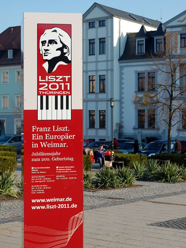 "Lisztomania" in Weimar: Auf den Komponisten und die Veranstaltungen zum "Liszt-Jahr" wird in der Stadt an vielen Stellen hingewiesen - zum Beispiel gleich vor dem Bahnhof.