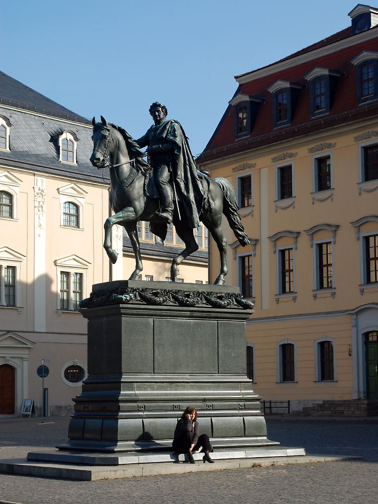 Herzog Carl August hoch zu Pferde auf dem Platz der Demokratie in Weimar. Gleich dahinter: die "Hochschule für Musik Franz Liszt".