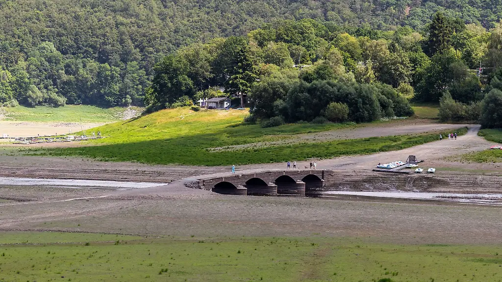 Am-nordhessischen-Edersee-taucht-bei-sinkendem-Wasserstand-derzeit-wieder-das-sogenannte-Edersee-Atlantis-auf-versunkenen-Ruinen-aufgegebener-Doerfer