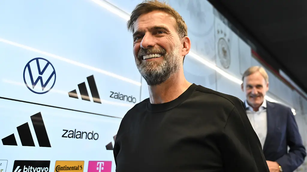 24-07-2026-Hessen-Frankfurt-Main-Fussball-DFB-Nationalmannschaft-Pk-zur-Vorstellung-des-neuen-Bundestrainers-Juergen-Klopp-l-und-Hans-Joachim-Watzke-DFB-Vizepraesident-verlassen-die-Pressekonferenz
