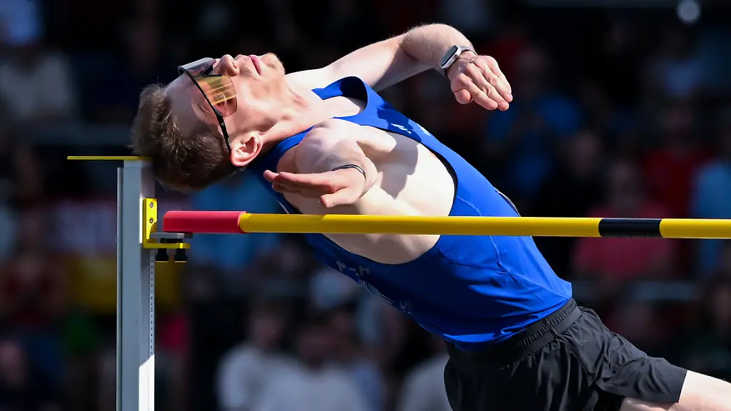 25-07-2026-Nordrhein-Westfalen-Bochum-Leichtathletik-Deutsche-Meisterschaft-im-Lohrheidestadion-Maenner-Hochsprung-Finale-Tobias-Potye-stoesst-mit-dem-Kopf-gegen-die-Hochsprunganlage