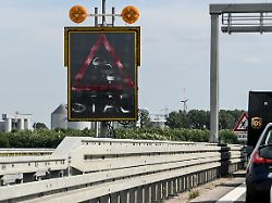 Stauende auf A9 übersehen: Wohnmobil kracht in zwei Kleinbusse mit Kindern an Bord