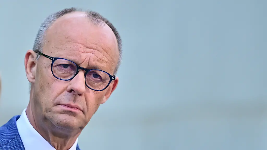 Bundeskanzler-Friedrich-Merz-CDU-waehrend-zu-einer-Pressekonferenz-im-Kanzleramt-in-Berlin-zu-personellen-Veraenderungen-in-Regierung-und-CDU