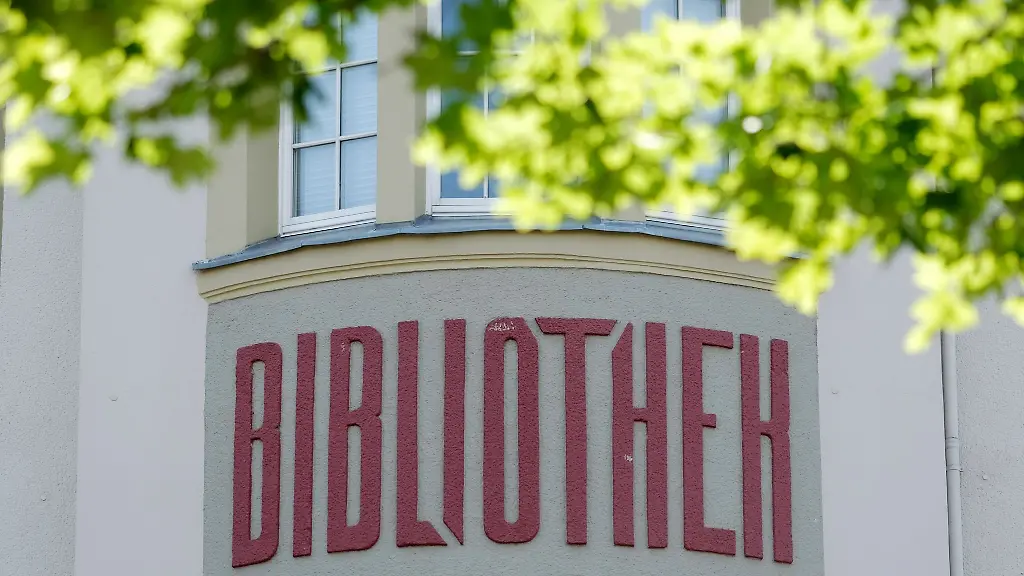 Bibliotheken-wie-jene-in-Halle-bleiben-beliebte-Anlaufstellen-fuer-Lesehungrige