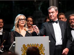 Ministerpraesident Markus Soeder R CSU Passt Das Mikrofon Fuer Katharina Wagner L An Der Staatsempfang Zum Start Der 150 Richard Wagner Festspiele