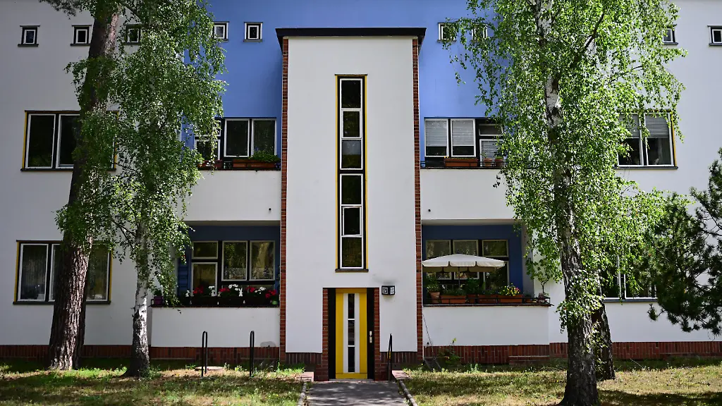 ARCHIV-09-07-2026-Berlin-Ein-Mehrfamilienhaus-in-der-Waldsiedlung-Zehlendorf