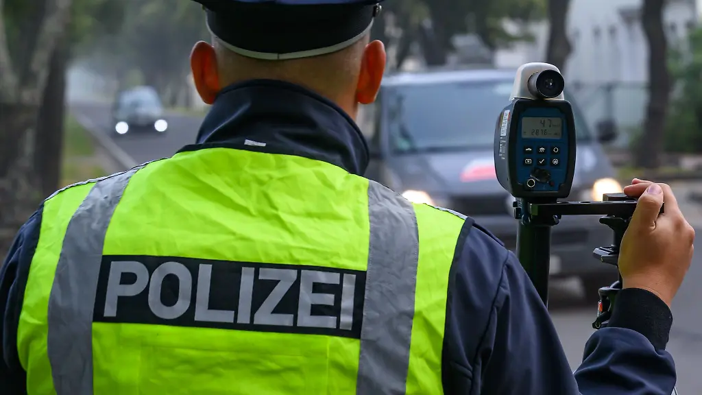 Die-Polizei-kassierte-den-Fuehrerschein-des-jungen-Autofahrers