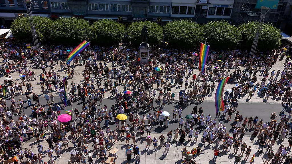 Auch-in-Mainz-kamen-am-Samstag-Menschen-zum-CSD-zusammen
