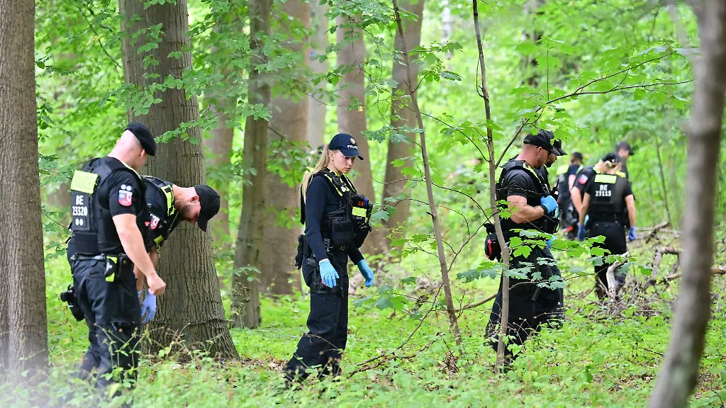 Die-Polizei-durchsucht-das-Gebiet-rund-um-den-Wagen