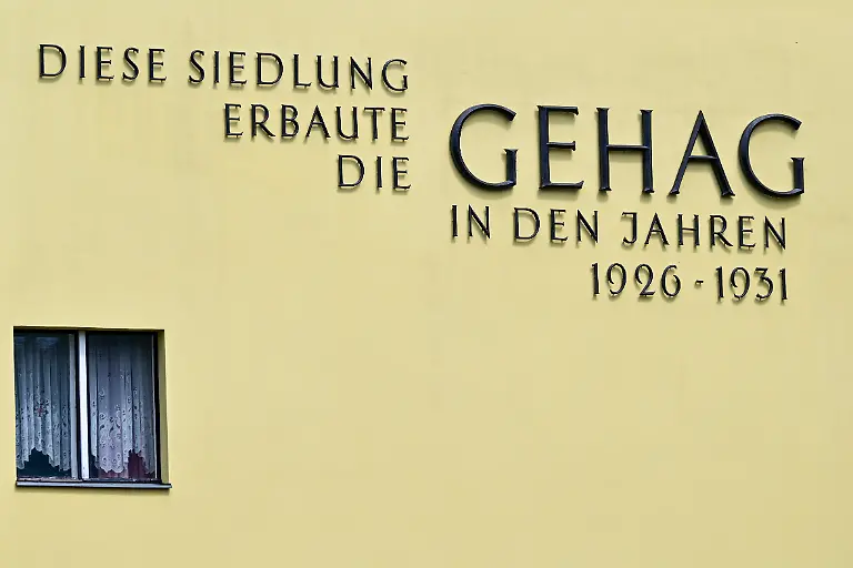 Diese-Siedlung-erbaute-die-Gehag-in-den-Jahren-1926-1931-steht-in-der-Waldsiedlung-Zehlendorf-an-einer-Wand