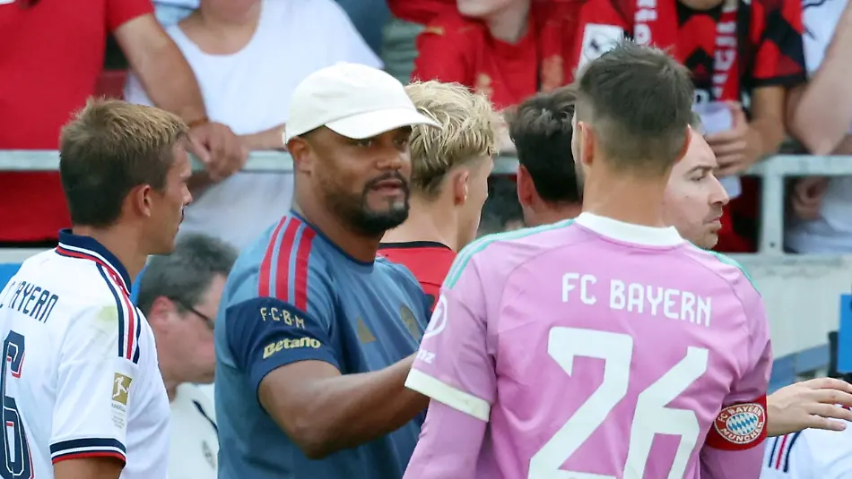 25-07-2026-xrekx-Fussball-Testspiel-SV-Wehen-Wiesbaden-FC-Bayern-Muenchen-v-l-Spielende-Vincent-Kompany-Trainer-FC-Bayern-Muenchen-Sven-Ulreich-FC-Bayern-Muenchen-DFL-DFB-REGULATIONS-PROHIBIT-ANY-USE-OF-PHOTOGRAPHS-as-IMAGE-SEQUENCES-and-or-QUASI-VIDEO-Wiesbaden-July-25-2026-xrekx-soccer-friendly-match-SV-Wehen-Wiesbaden-vs-FC-Bayern-Munich-end-of-the-game-Vincent-Kompany-coach-of-FC-Bayern-Munich-Sven-Ulreich-FC-Bayern-Munich-DFL-DFB