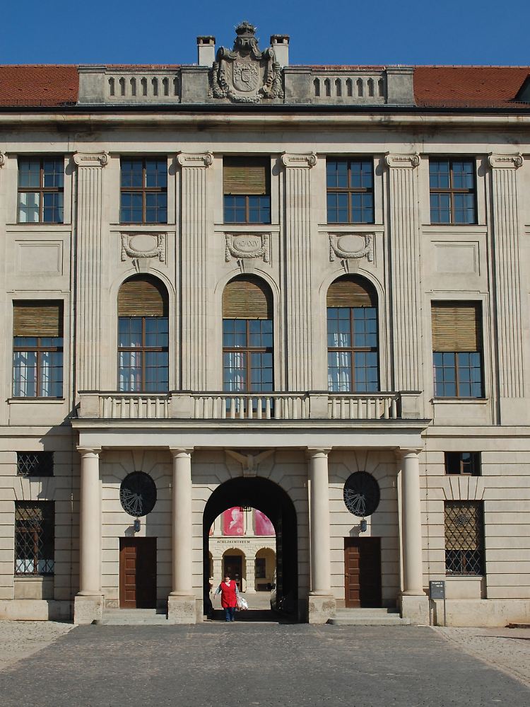 Der Eingang zum Schloss - dort spielte Liszt der Großherzogin zum ersten Mal vor. Im Festsaal erinnert daran in diesem Jahr "Kosmos Klavier", ein Teil der Landesausstellung.