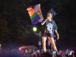 „Ekelhaft und sinnlos“: Sarah Connor und Ikkimel sind nach dem CSD-Anschlag entsetzt