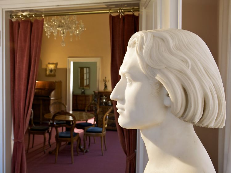 Im Liszt-Haus erinnert alles an den Komponisten und Musiker, der in diesem Jahr 200 Jahre alt geworden wäre - die Büste zeigt den Künstler in jüngeren Jahren.