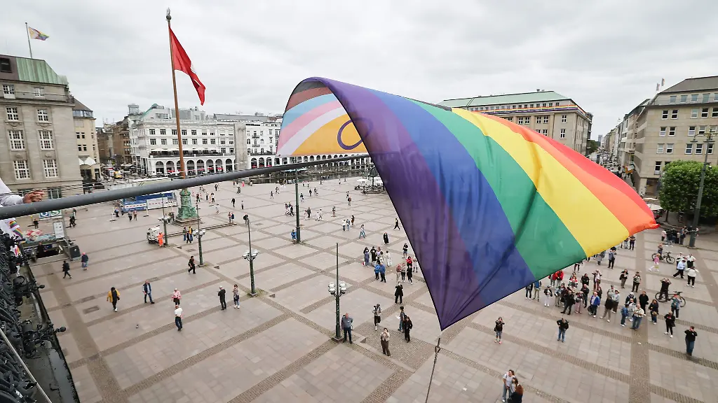 Nach-dem-Anschlag-auf-den-Berliner-CSD-wird-ueber-die-Sicherheit-bei-der-Hamburger-Parade-diskutiert