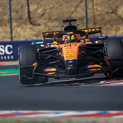 Budapest-F1-GP-Hungary-2026-on-July-26-2026-Photo-by-Hoch-Zwei-81-PIASTRI-Oscar-aus-McLaren-F1-Team-MCL40-action-01-NORRIS-Lando-gbr-McLaren-F1-Team-MCL40-action