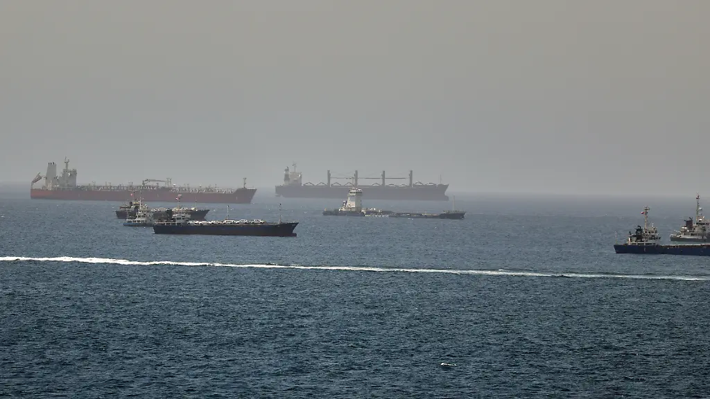 Im-Golf-von-Oman-entlang-der-Schifffahrtsrouten-zwischen-der-Strasse-von-Hormus-und-dem-Arabischen-Meer-Tanker-und-Frachtschiffe-zu-sehen