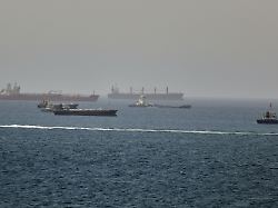 Auf Seemine aufgelaufen: Iranische Medien: Öltanker explodiert in Straße von Hormus